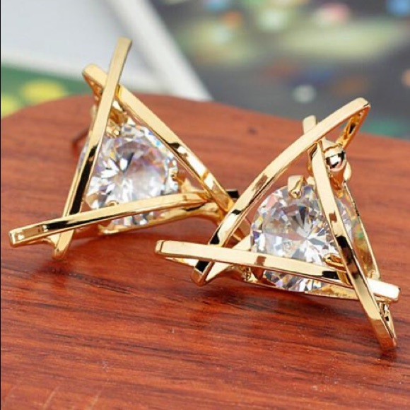 Jewelry - NWOT 18K gold plated unique earrings